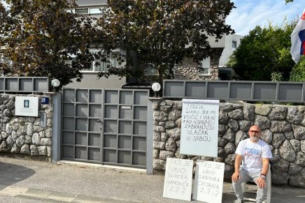 Domagoj Margetić štrajka glađu ispred srpske ambasade u Zagrebu
