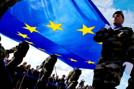 YANIS VAROUFAKIS: Europska ratna unija